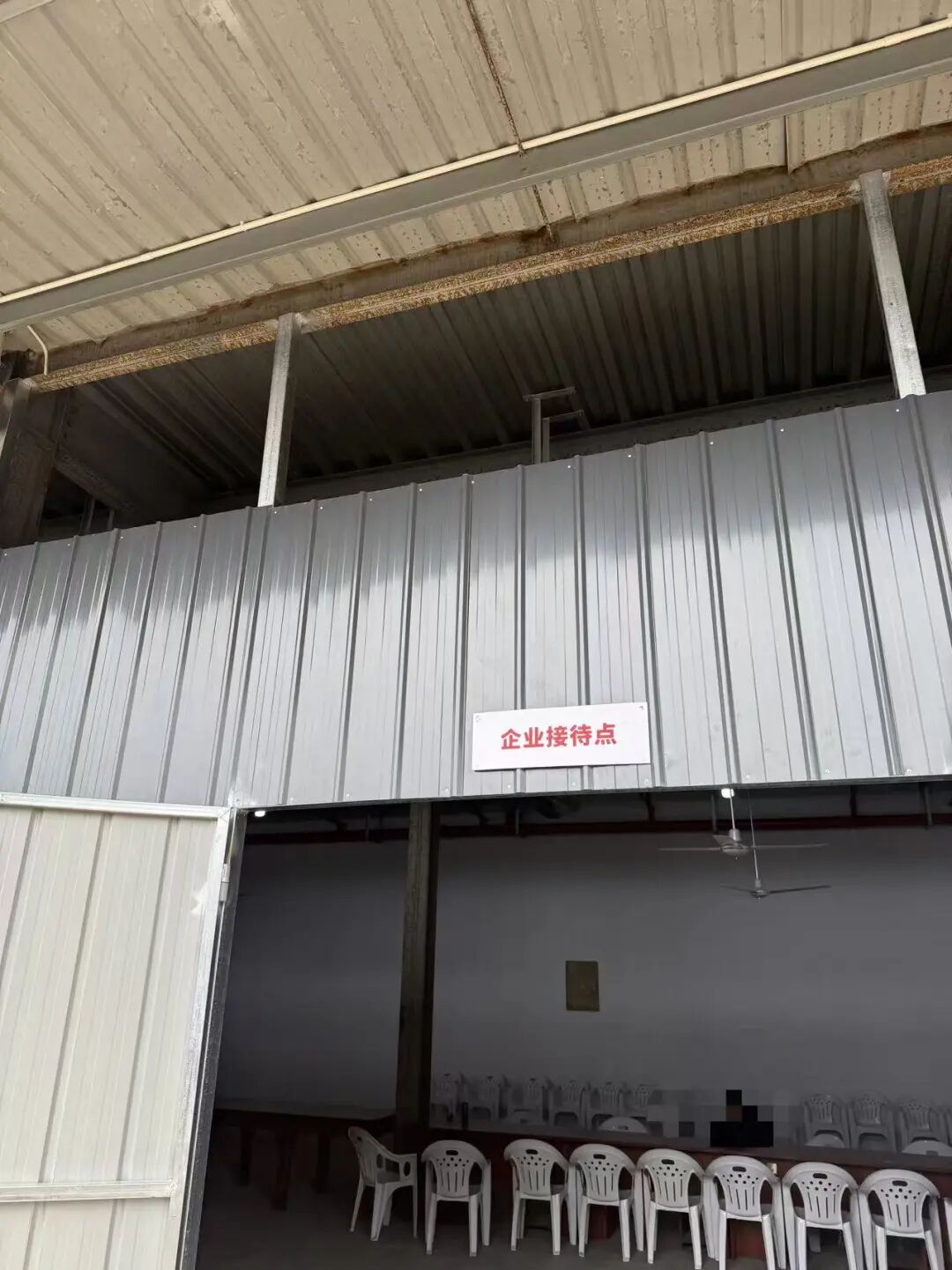 梅向荣自首,其妹梅亚萍“代理人”现身接待点,传达两套偿付方案!实探上海办公地:大批员工也深陷投资泥潭