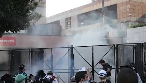 美国洛杉矶爆发大规模抗议活动 警方逮捕75名抗议者