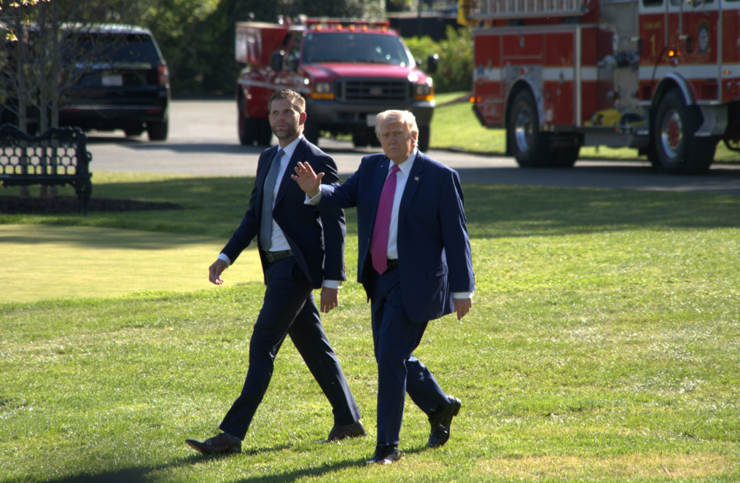 特朗普的“胆小鬼游戏”,还能玩多久?