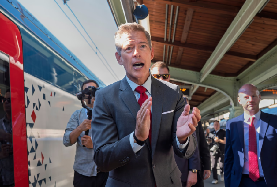 18年，150亿美元，0铁轨？ 美国加州“高铁梦”沦为全美笑柄，马斯克急忙补刀｜硅谷观察