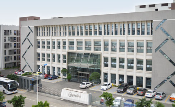 一天跌去700亿，市场开始不愿意为新易盛买单了？